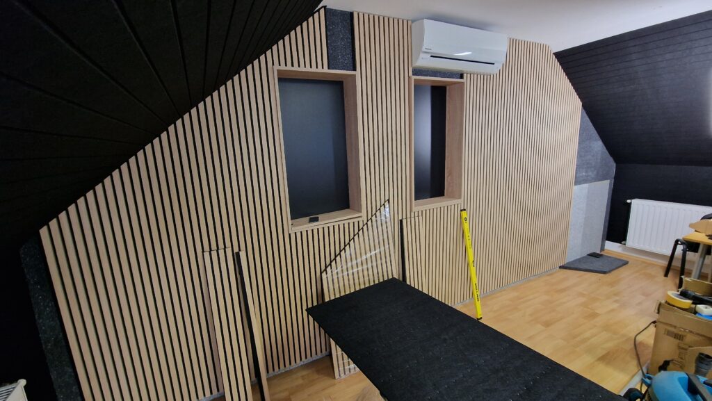 La combinaison de l'éponge Elitex et du panneau acoustique stratifié offre une excellente absorption acoustique.