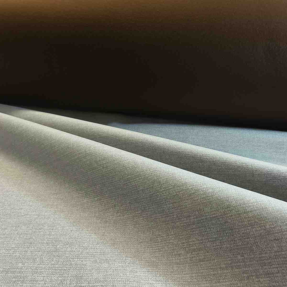 Tissu Ross beige clair présenté en couches superposées mettant en évidence sa texture régulière et son aspect textile.