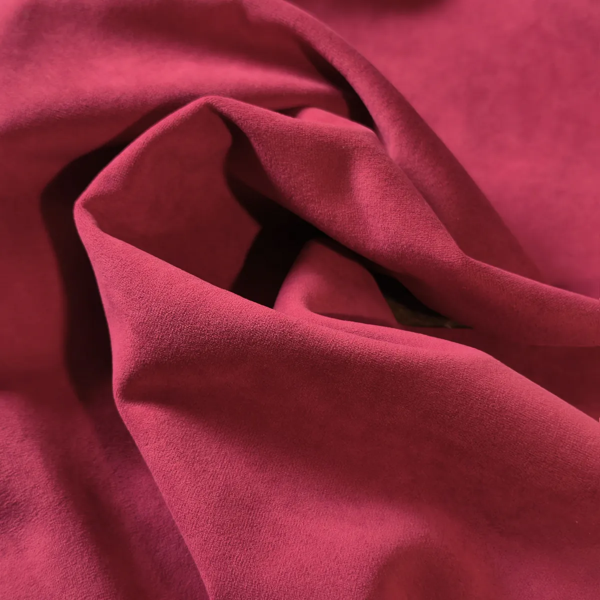 Gros plan sur le tissu isolant thermique Brazio bordeaux au mètre, mettant en valeur sa texture veloutée, son tombé souple et sa finition haut de gamme.