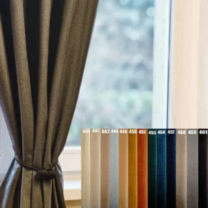 Rideau réalisé en tissu Forio près d’une fenêtre avec présentation des différentes couleurs disponibles dans la collection.